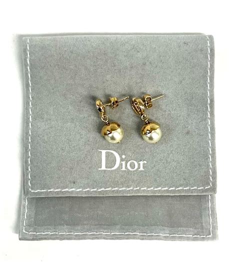 dior pearl drop earrings|dior mise en earrings.